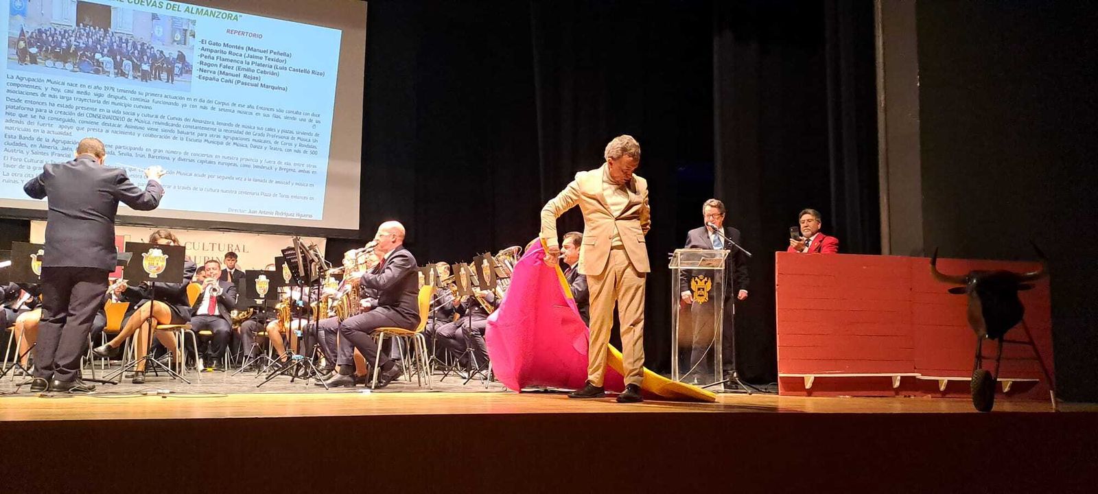 En uno de los pasodobles que amenizaban el acto se arrancó Ortega Cano para torear con el capote. El Auditorio se vino abajo aplaudiéndole.