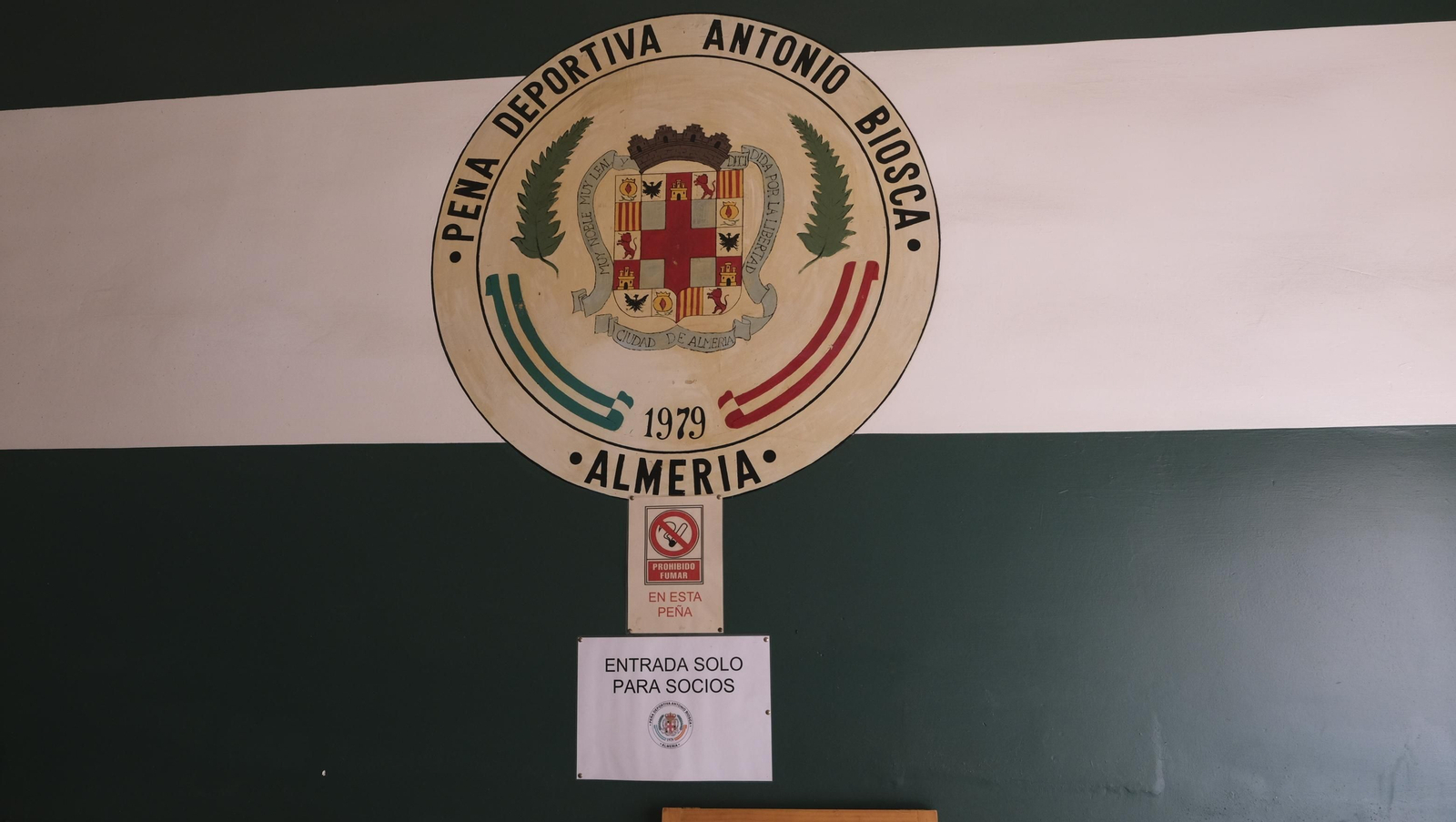 La Peña Deportiva Antonio Biosca, un museo del fútbol almeriense, por dentro