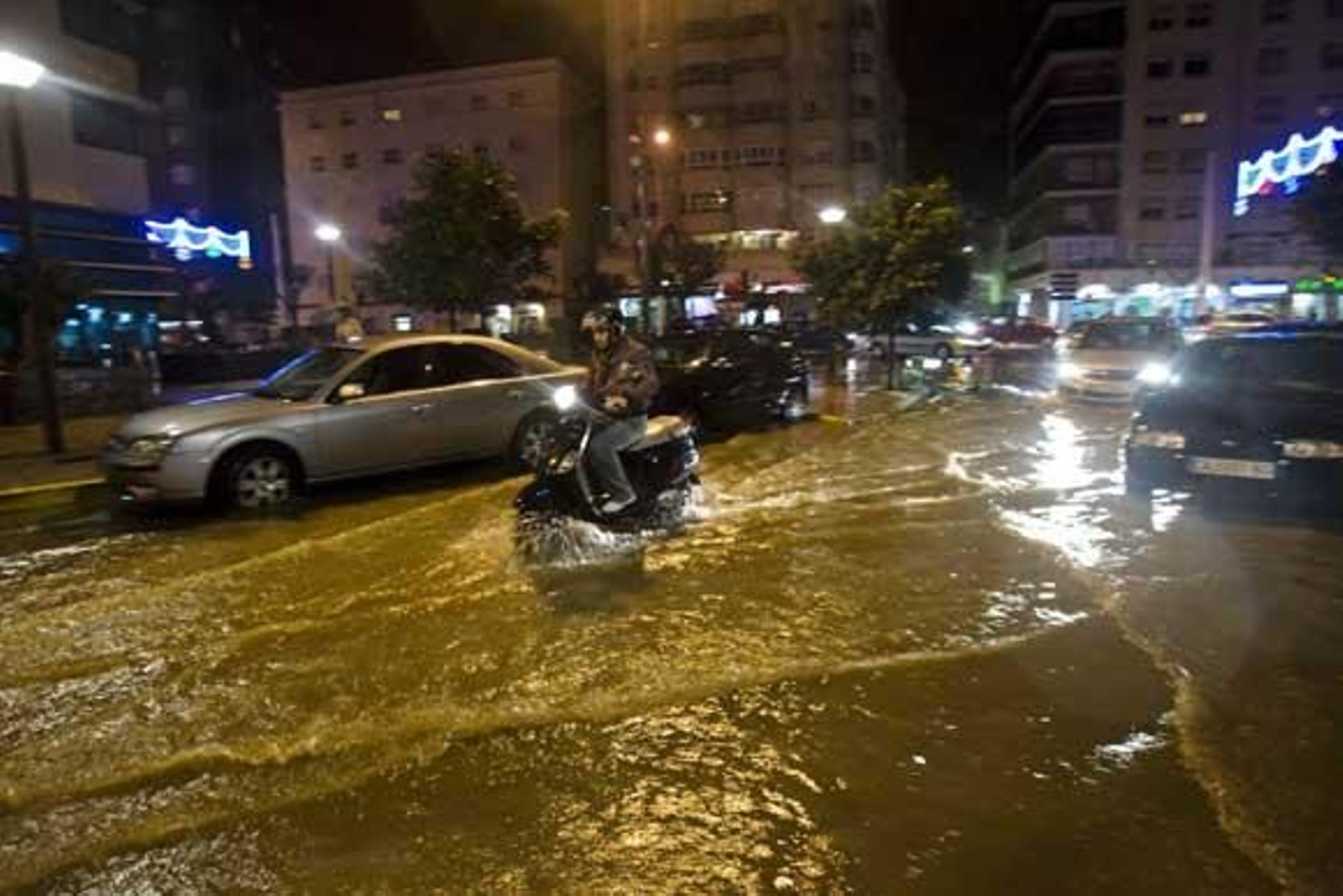 Una tormenta inunda el casco histórico. La parte más afectada fue la Plaza de San Juan de Dios y Canalejas

Foto: Julio Gonzalez/Lourdes de Vicende/Joaquin Pino/Jose Braza