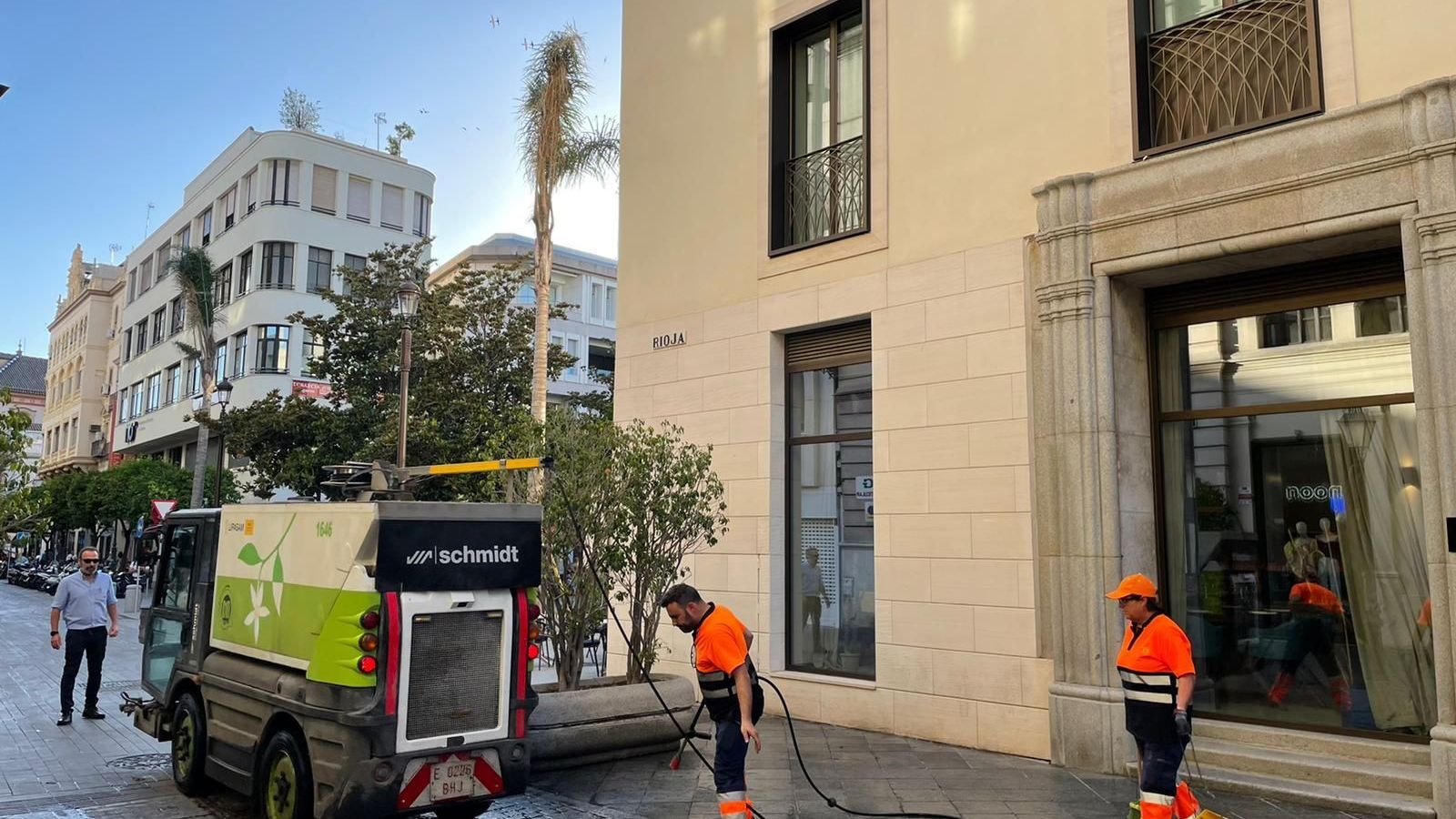 Baldeos con agua a presión iniciados el jueves en la calle Rioja.