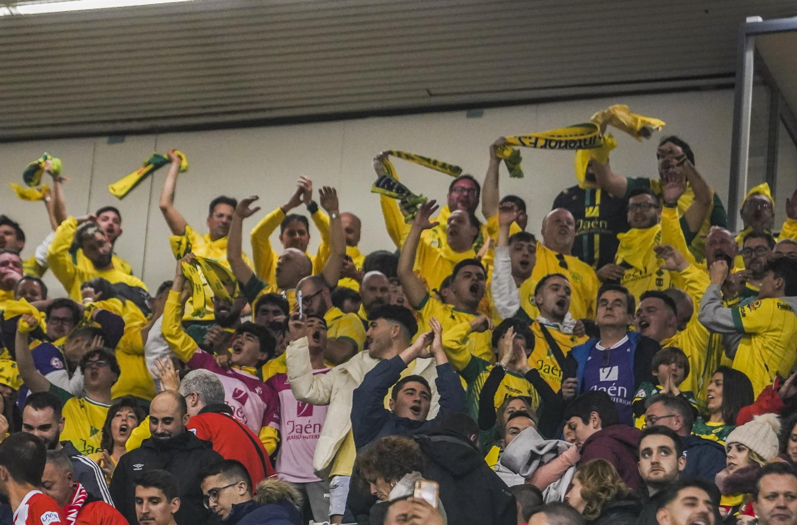 La marea amarilla del Jaén FS toma el Palacio de los Deportes de Granada