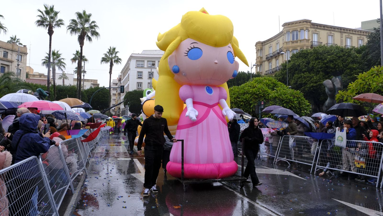 Fotografías de la cabalgata de los Reyes Magos pasada por agua en Almería