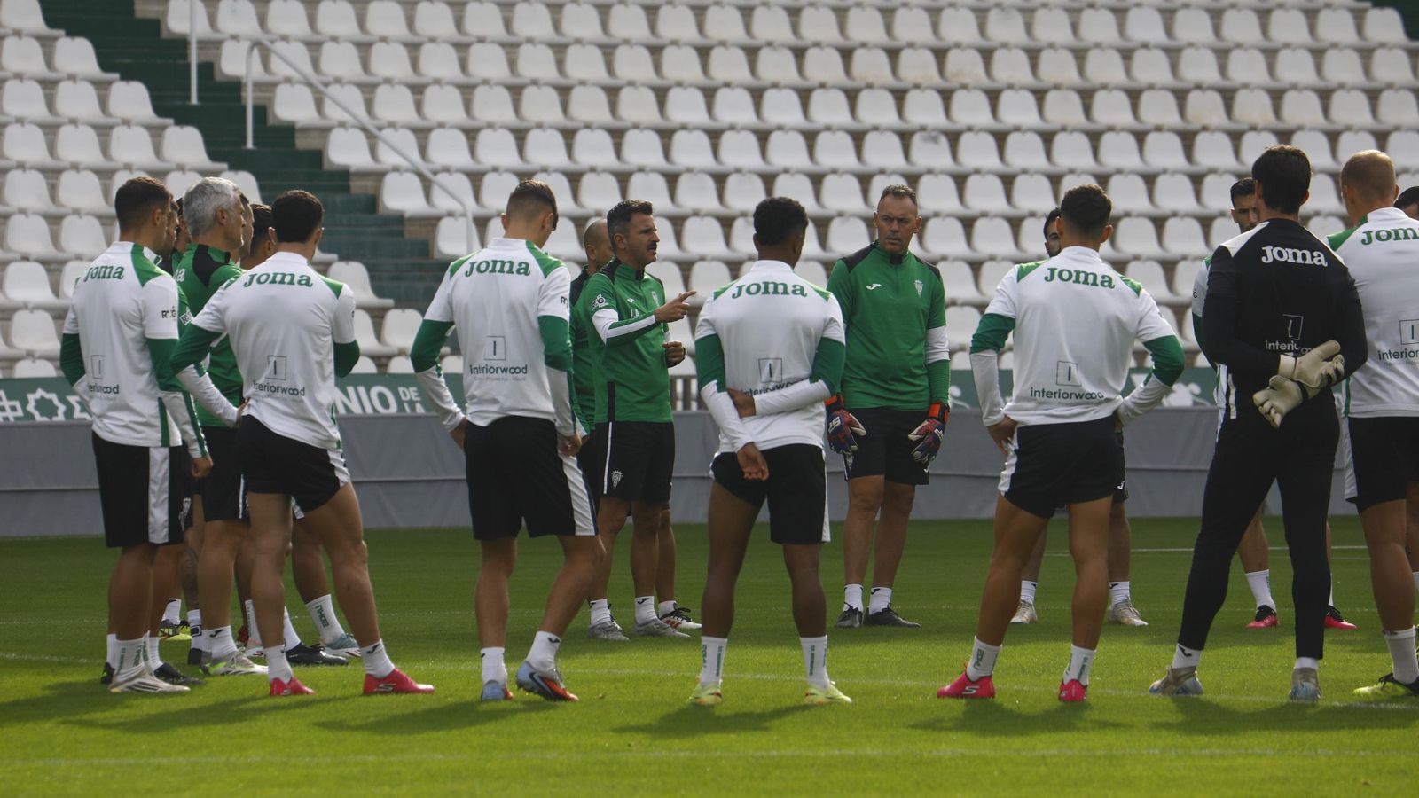 Iván Ania se dirige a los jugadores del Córdoba CF en el entrenamiento en El Arcángel.