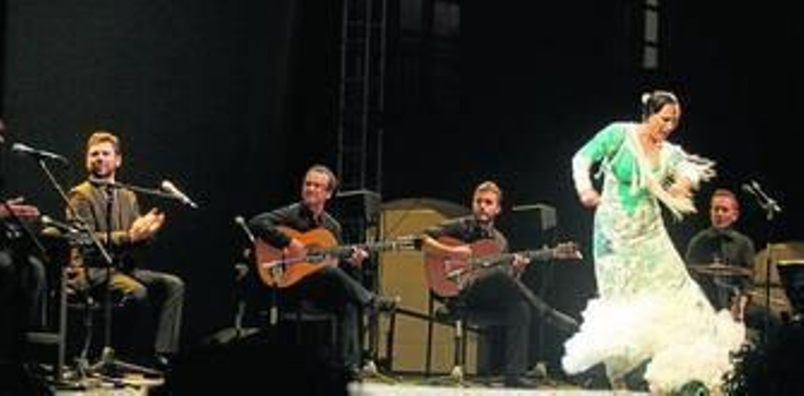 Miguel Poveda con el cuadro flamenco que le acompañaba y La Lupi al baile en la Plaza Vieja.