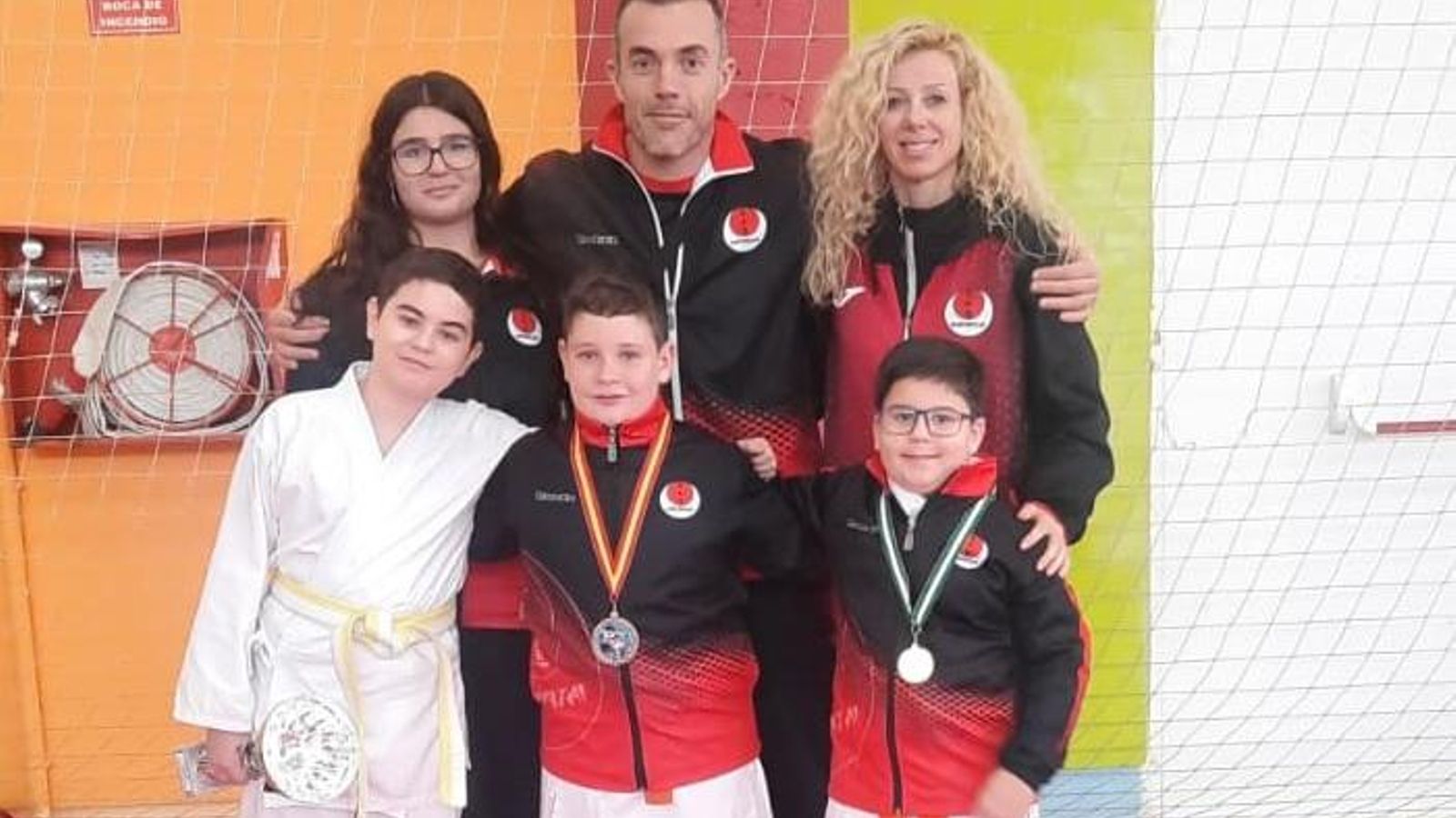 Sergio Pérez, director de la Escuela Municipal, junto a los alumnos que participaron en Córdoba.