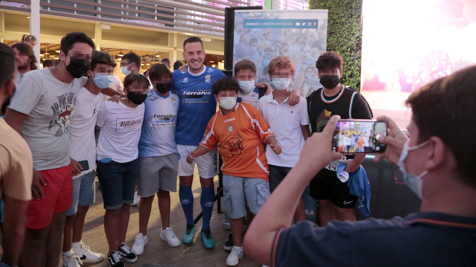 Imágenes de la presentación de las nuevas camisetas del Xerez CD en Luz Shopping