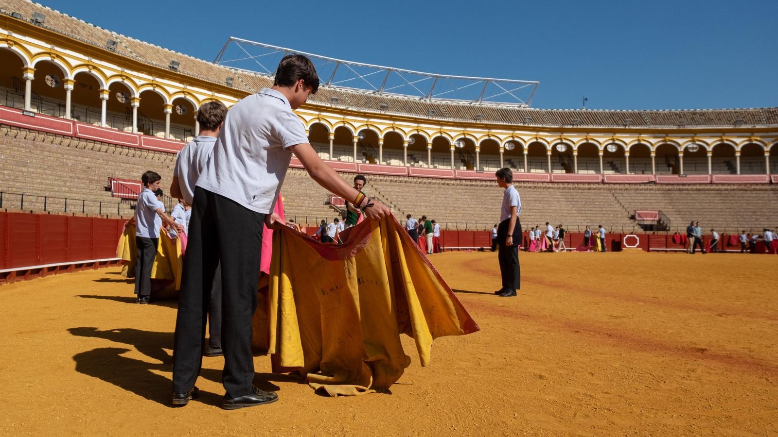 Los escolares han podido familiarizarse con el tacto de capotes y muletas
