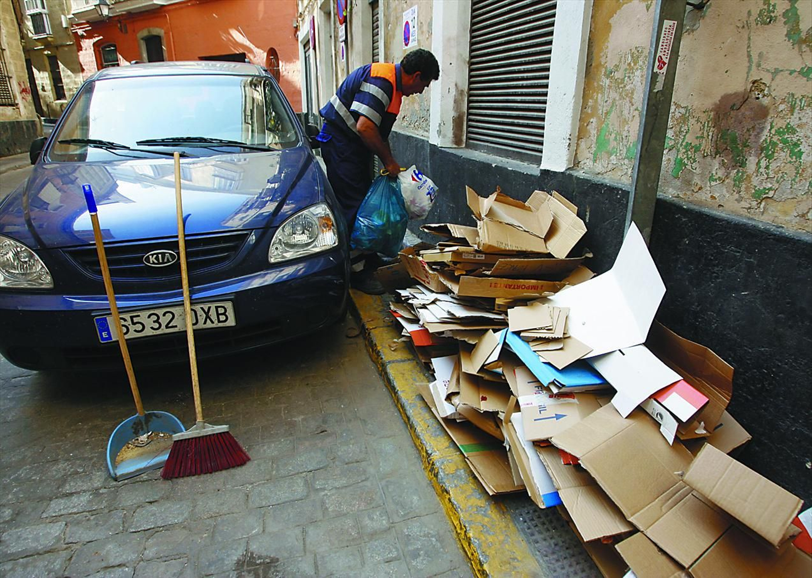 Aún son muchos los vecinos que dejan los cartones en plena calle en vez de conducirlos hasta los contenedores adecuados Aún son muchos los vecinos que dejan los cartones en plena calle en vez de conducirlos hasta los contenedores adecuados
