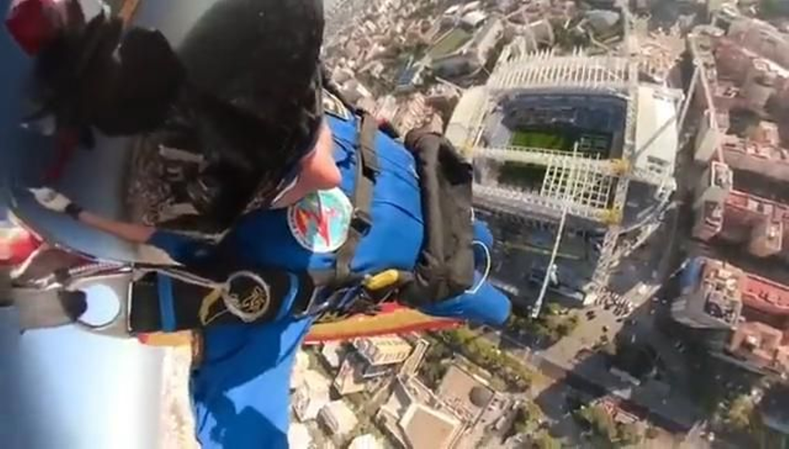 Salto de la Patrulla Acrobática de Paracaidismo del Ejército del Aire en el Día de la Fiesta Nacional