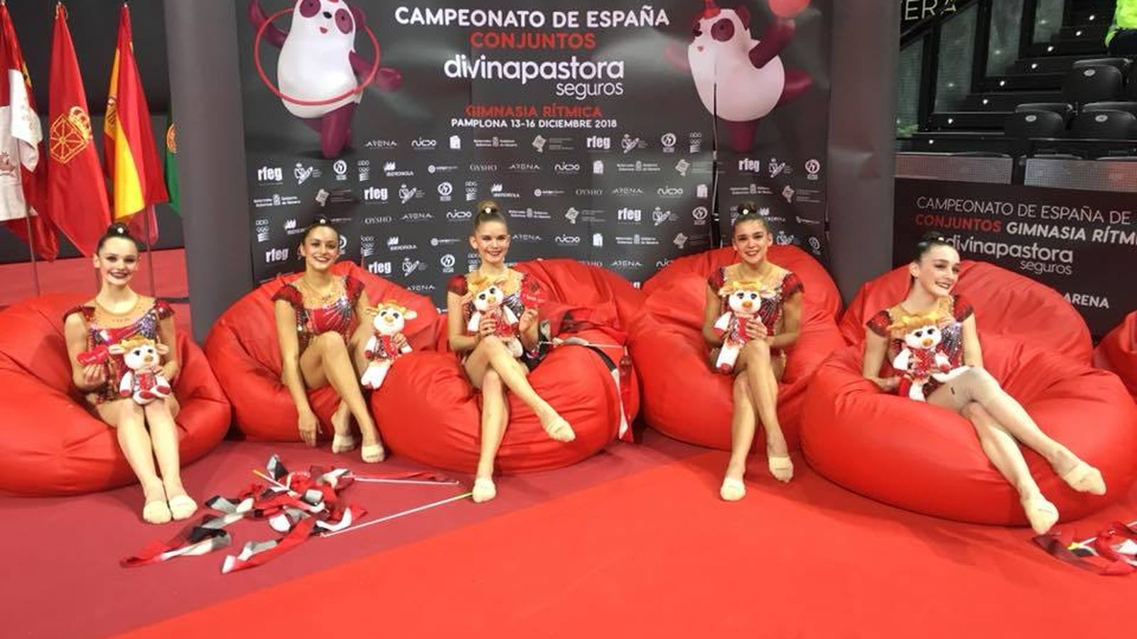 Las integrantes del conjunto júnior del Séneca, en un receso en Pamplona.