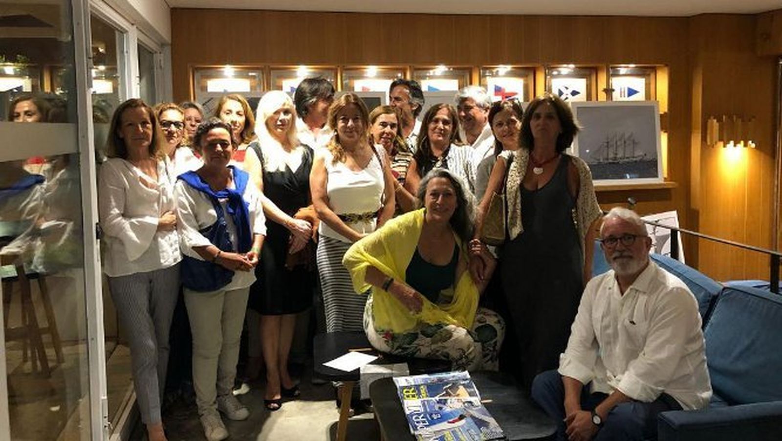 Marusela Pérez-Máximo con Ana Ruiz, Lourdes Roldán, Macarena Pérez Saborido, Inma Gutiérrez, Marimi Carrero, Manuel Díaz, Carlos Valle, María Grandes, Asunción Serrano, Manolo Barbadillo, Melele de Sobrino, María José Sureda, Cristina Mapcherson y Pepe Bejerano.