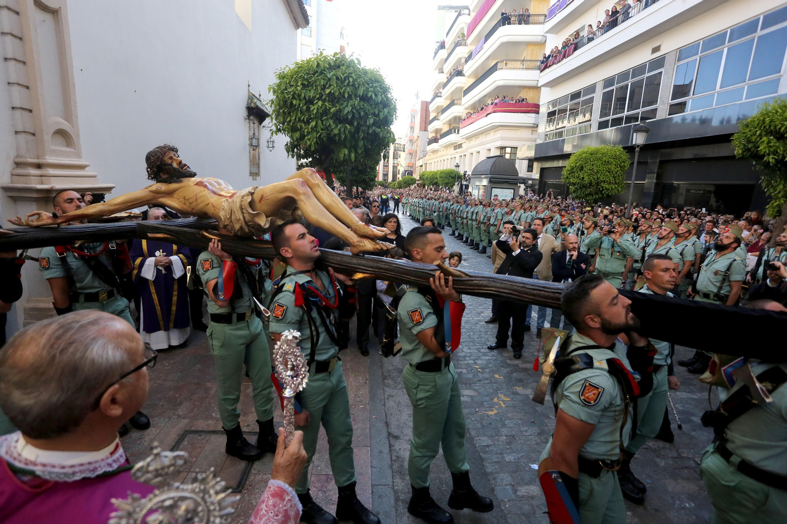 Procesión del Cristo de la Vera Cruz, escoltado por la Legión en las calles de Huelva