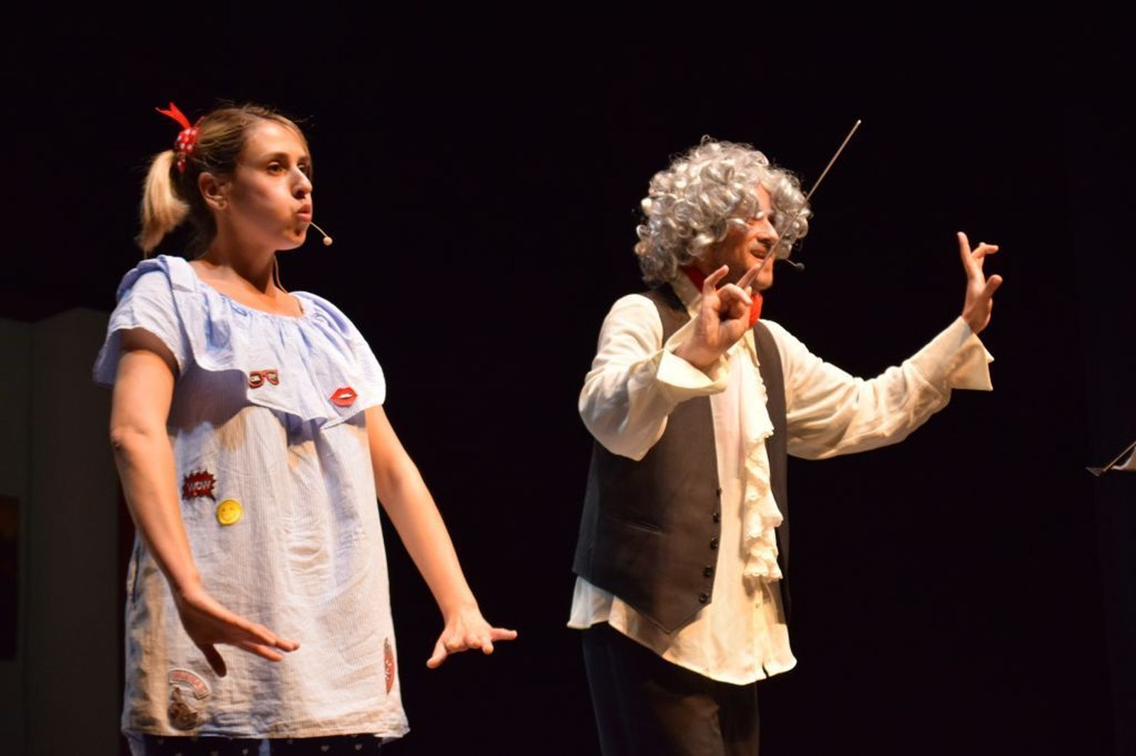 El espectáculo 'Emocionarte' ha conseguido cautivar a los escolares vicarios.