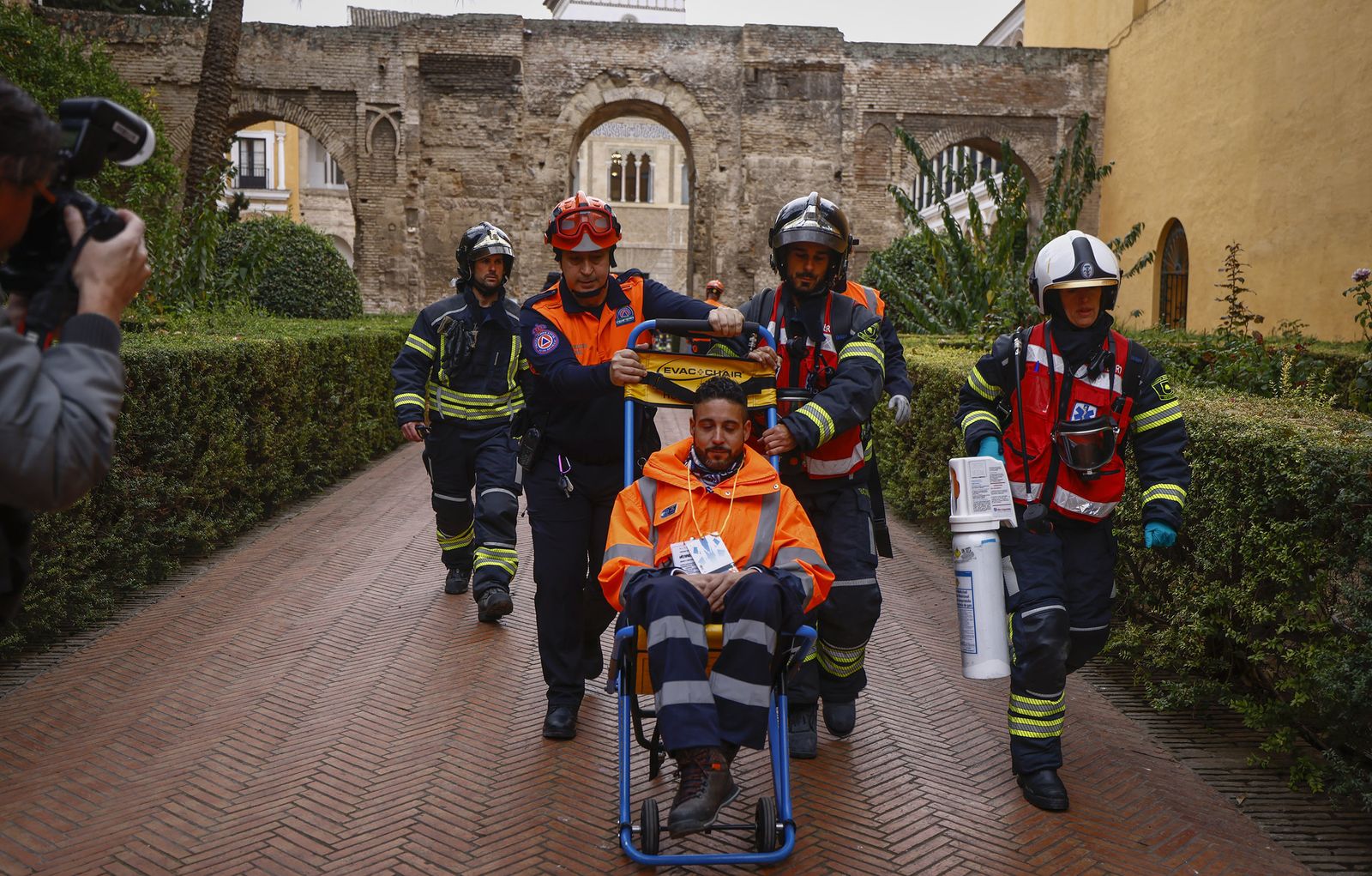 Las imágenes del simulacro de incendio en el Alcázar de Sevilla