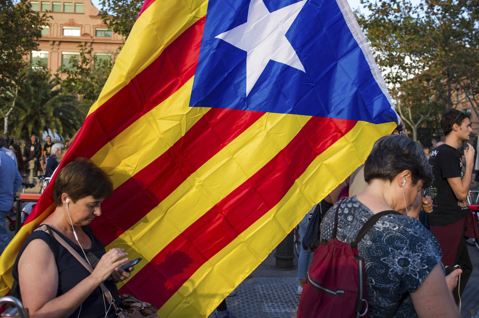La declaración de la independencia catalana "en suspenso", en imágenes