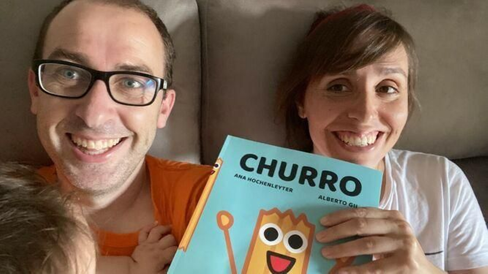 Los autores de ‘Churro’, junto a su libro y su bebé.