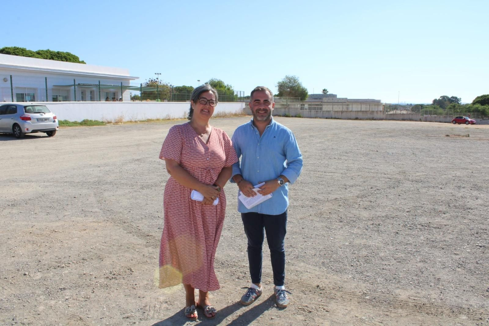 Los delegados, en la parcela municipal ofrecida a la Junta de Andalucía.