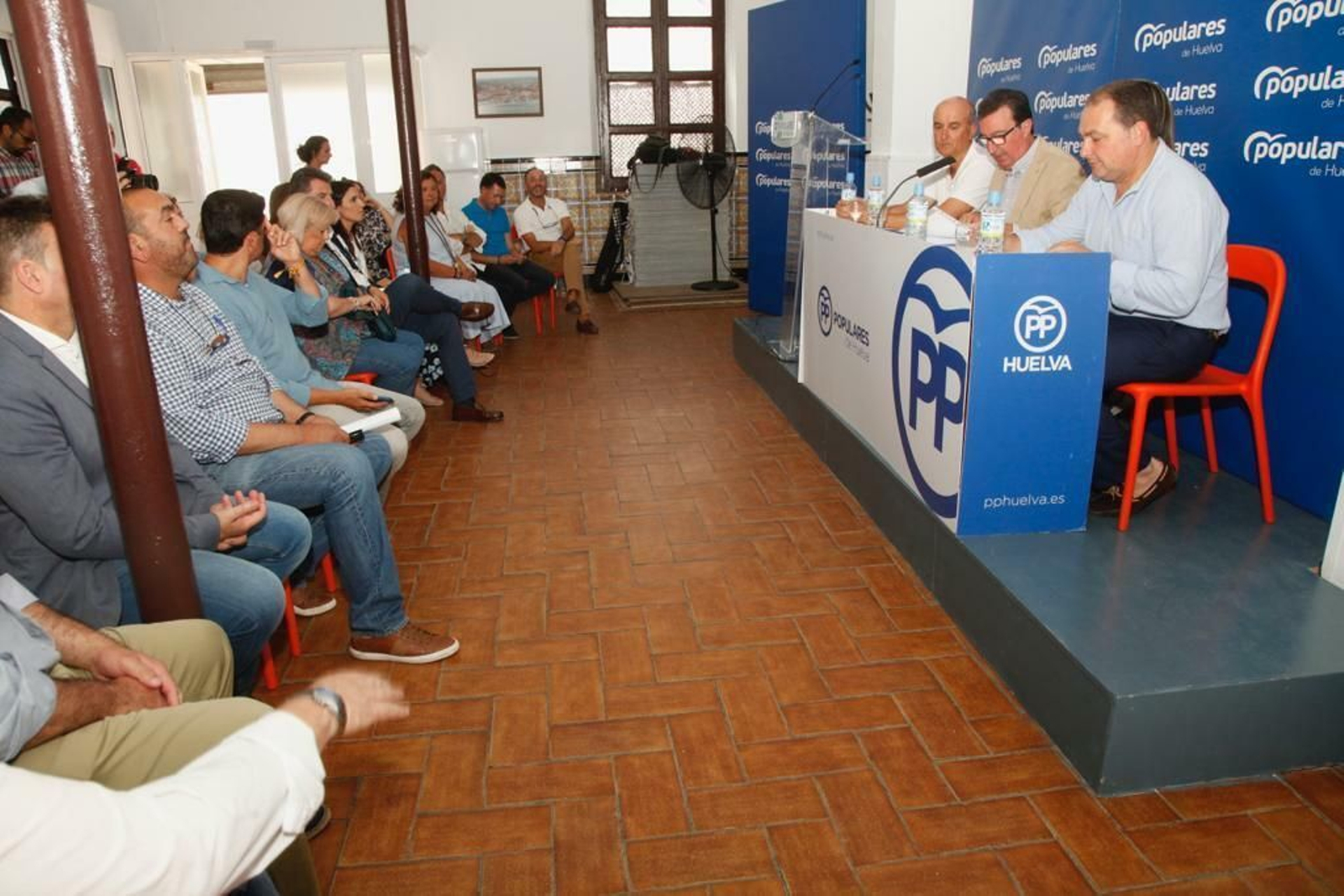 Manuel Andrés González preside el Comité Ejecutivo Provincial que se celebra en Lepe.