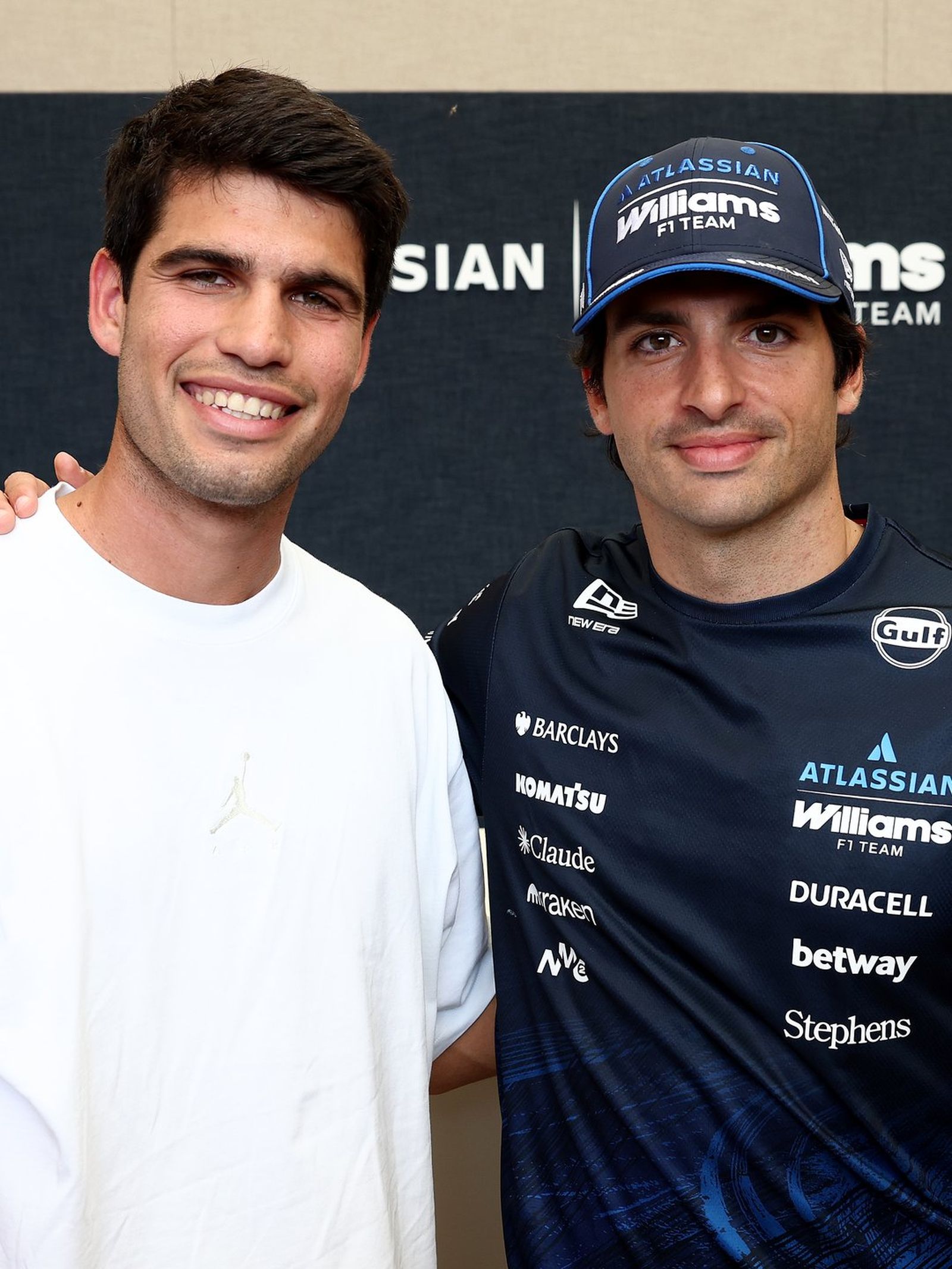 Carlos Alcaraz y Carlos Sainz en los test de pretemporada de Fórmula 1 en Bahréin