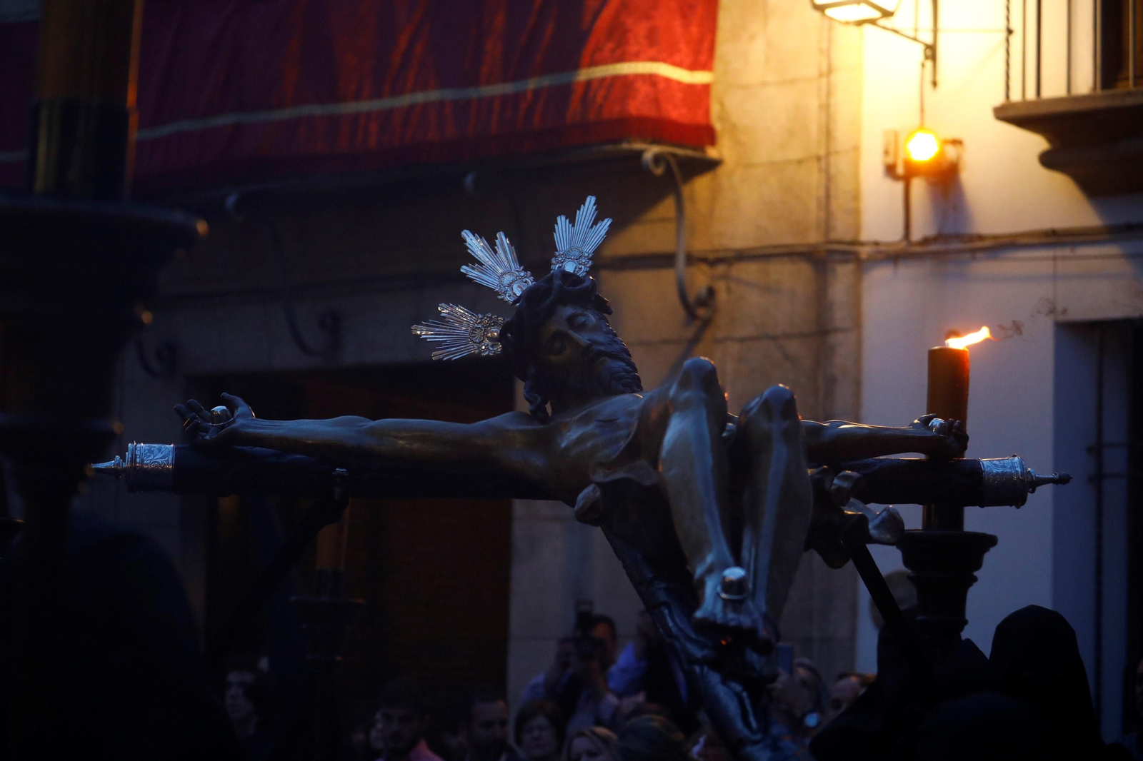 Lunes Santo en Córdoba: la procesión del Vía Crucis, en imágenes