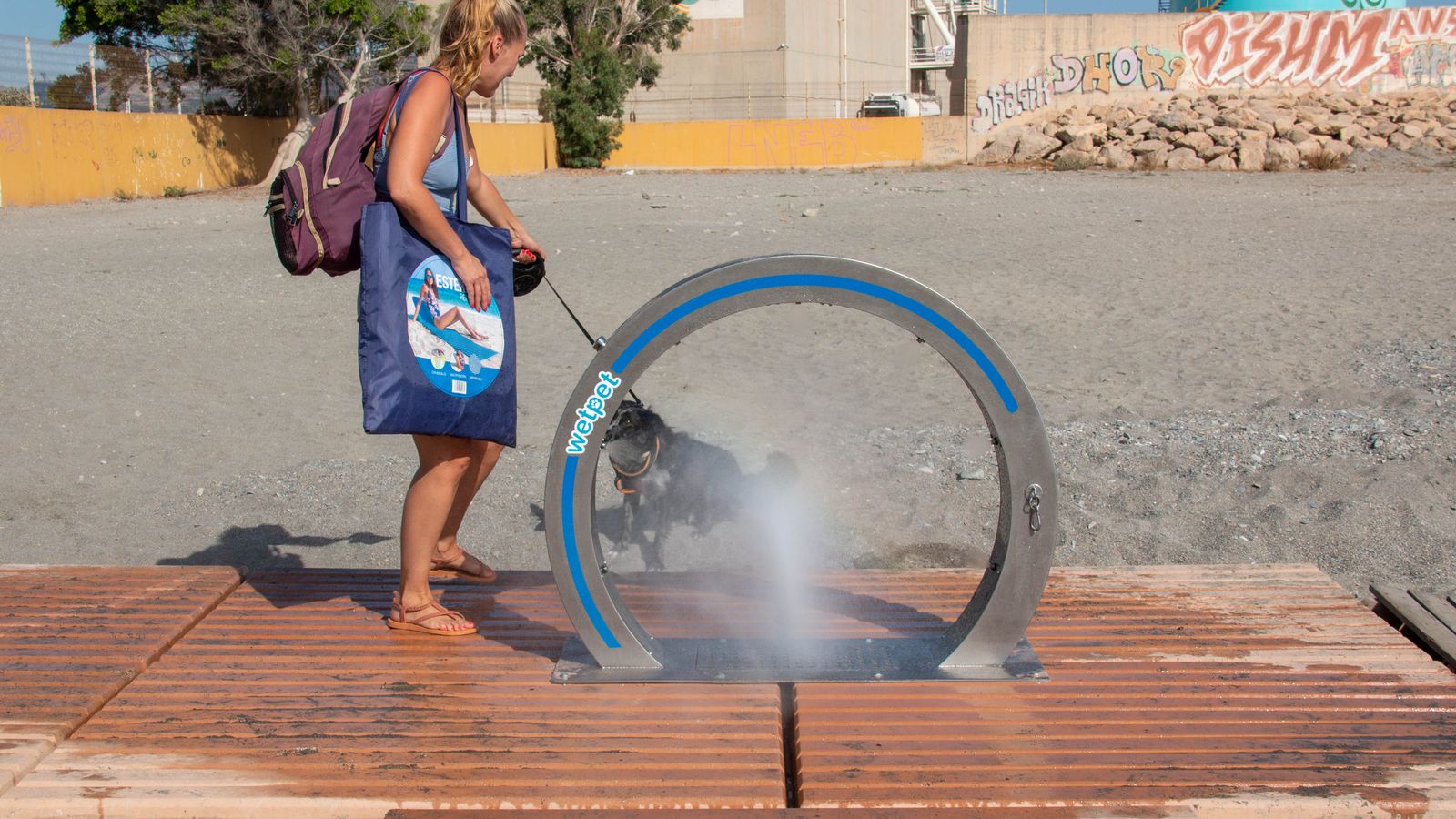 Una usuaria de la playa con su mascota
