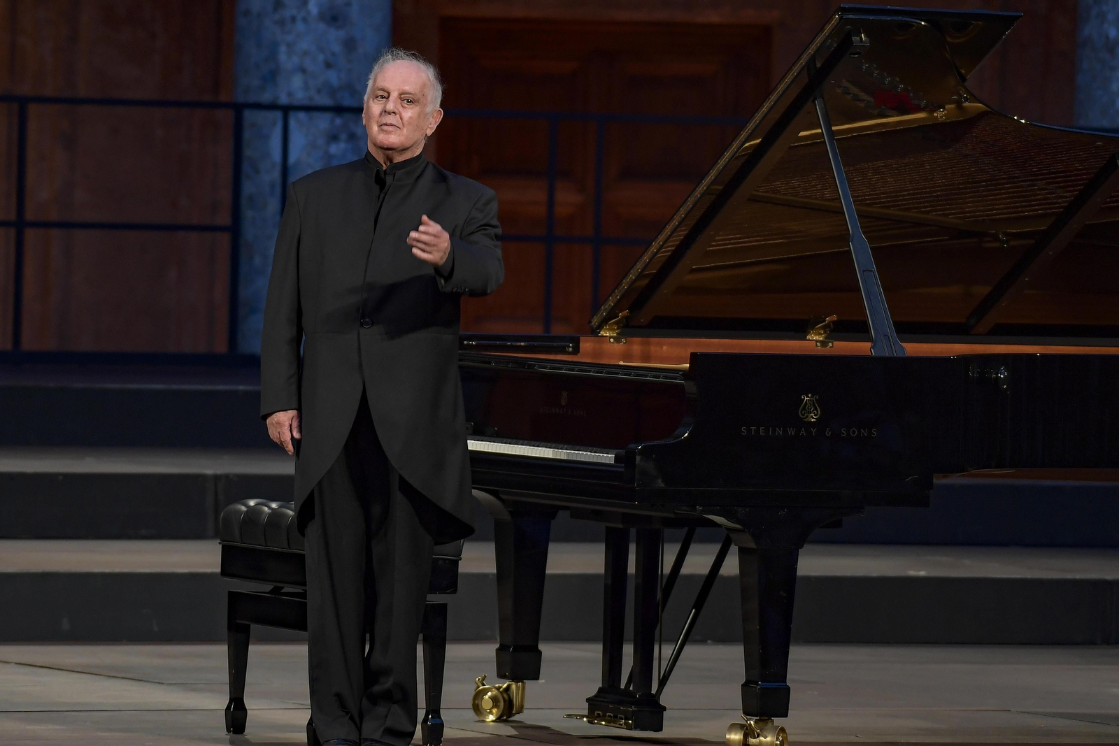 El pianista David Barenboim durante su concierto en Granada.
