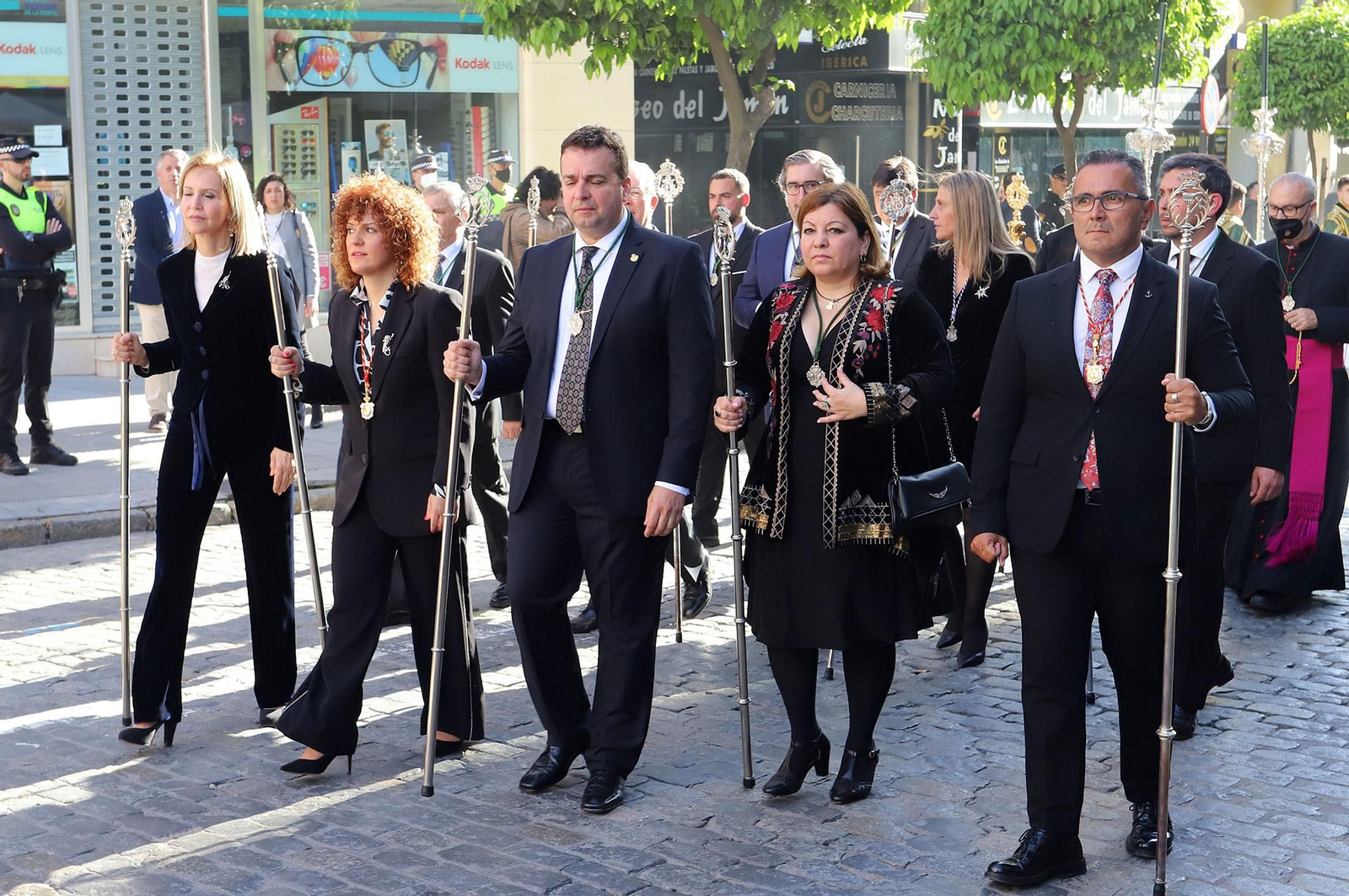 La Legión acompaña al Cristo de la Vera+Cruz en su procesión por Huelva, en imágenes