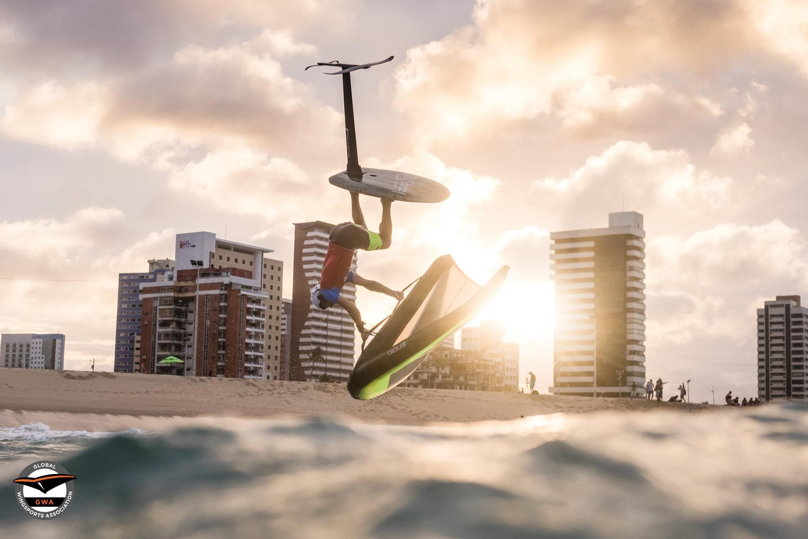 Un competidor de de WingFoil, durante una competición