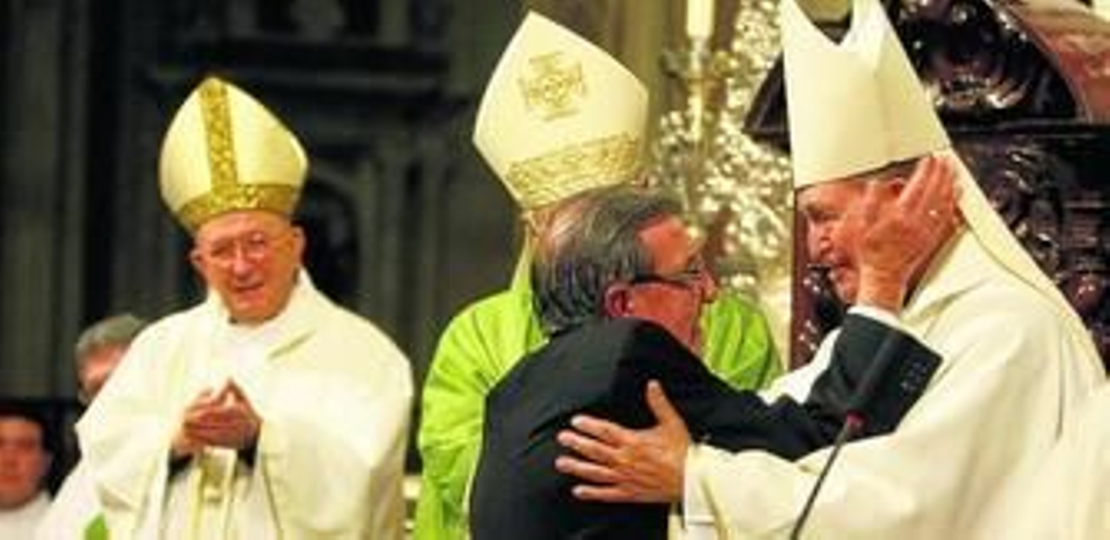 Manuel Cerezo se abraza con el anterior obispo de Cádiz y Ceuta, Antonio Ceballos, tras recibir la cruz de la Pontificial Orden Ecuestre de San Gregorio Magno.