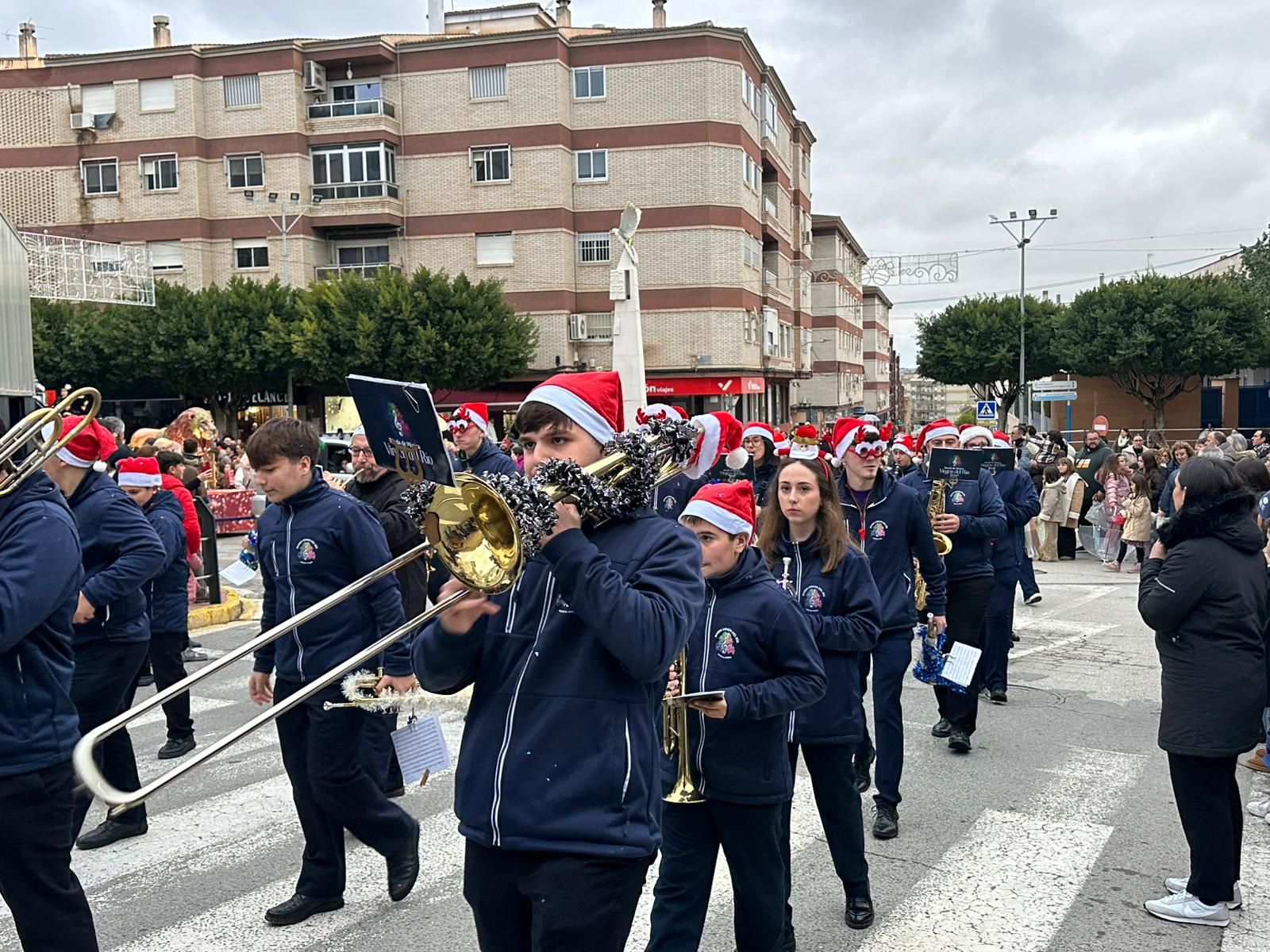 De la Residencia de Mayores a las calles: imágenes del paso de los Reyes Magos por Huércal-Overa