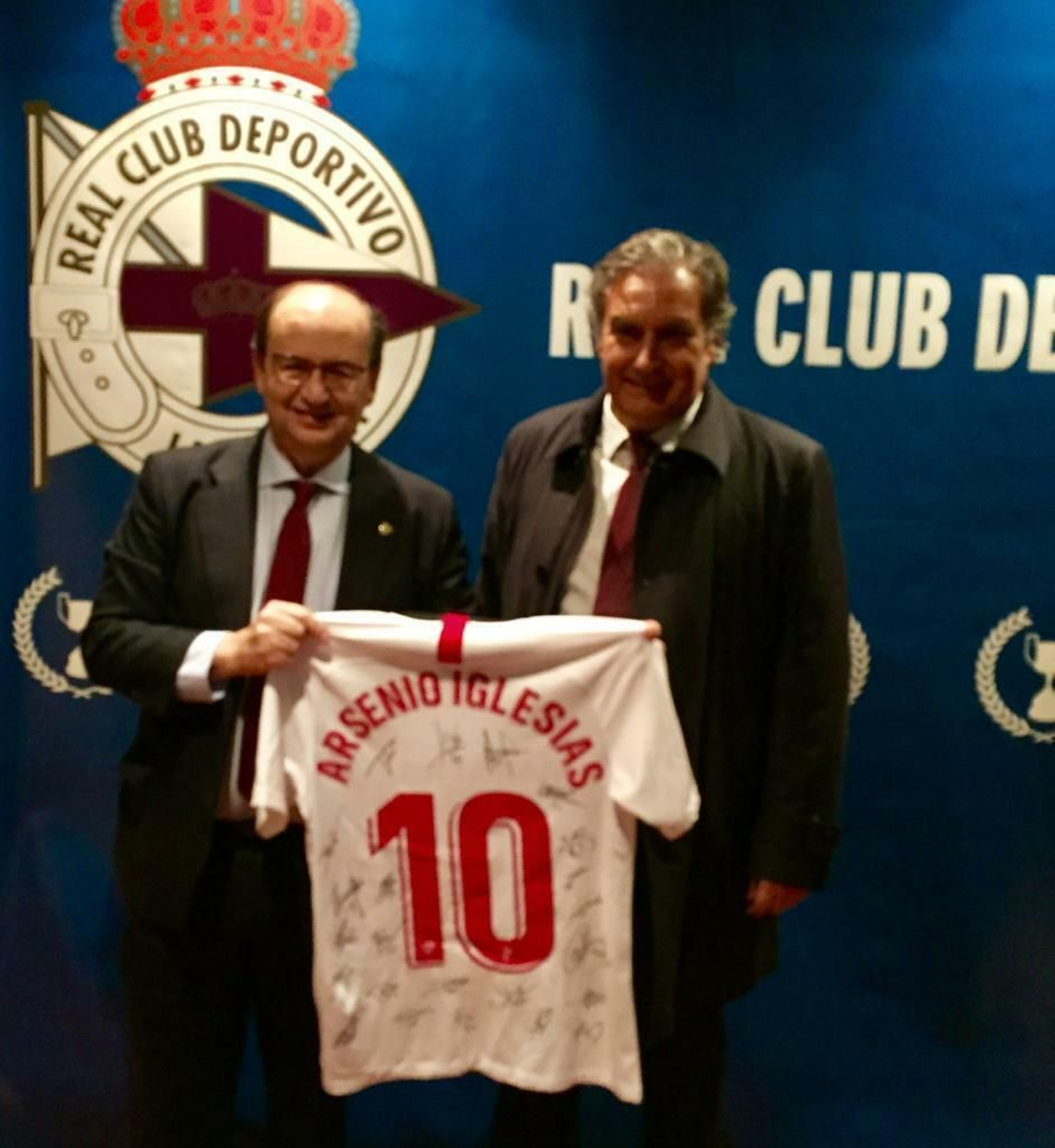 José Castro le entrega la camiseta dedicada al hijo de Arsenio Iglesias, en Riazor.