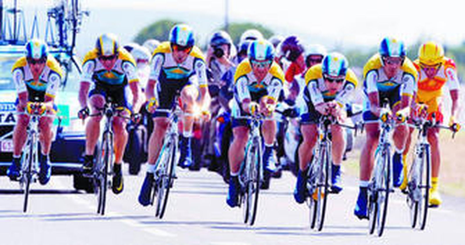 Los corredores del Astana durante la contrarreloj, con Armstrong el primero por la izquierda y Contador, con el maillot de campeón de España de esta disciplina, primero por la derecha.