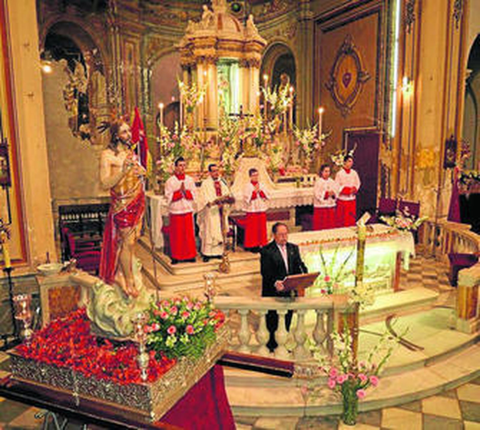 La imagen del Resucitado en el templo durante la misa.