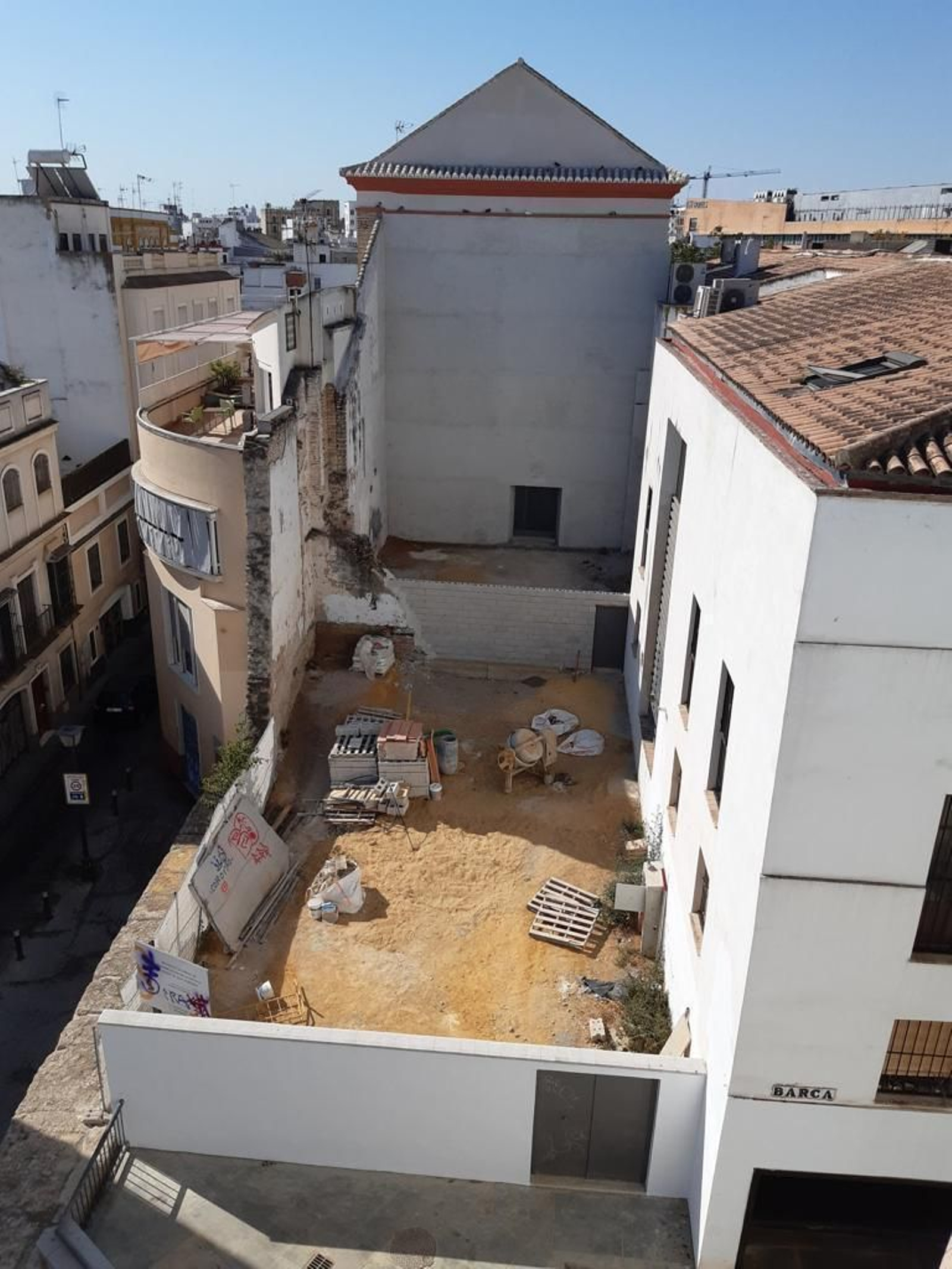 El jardinico alto que está pendiente de acondicionar.