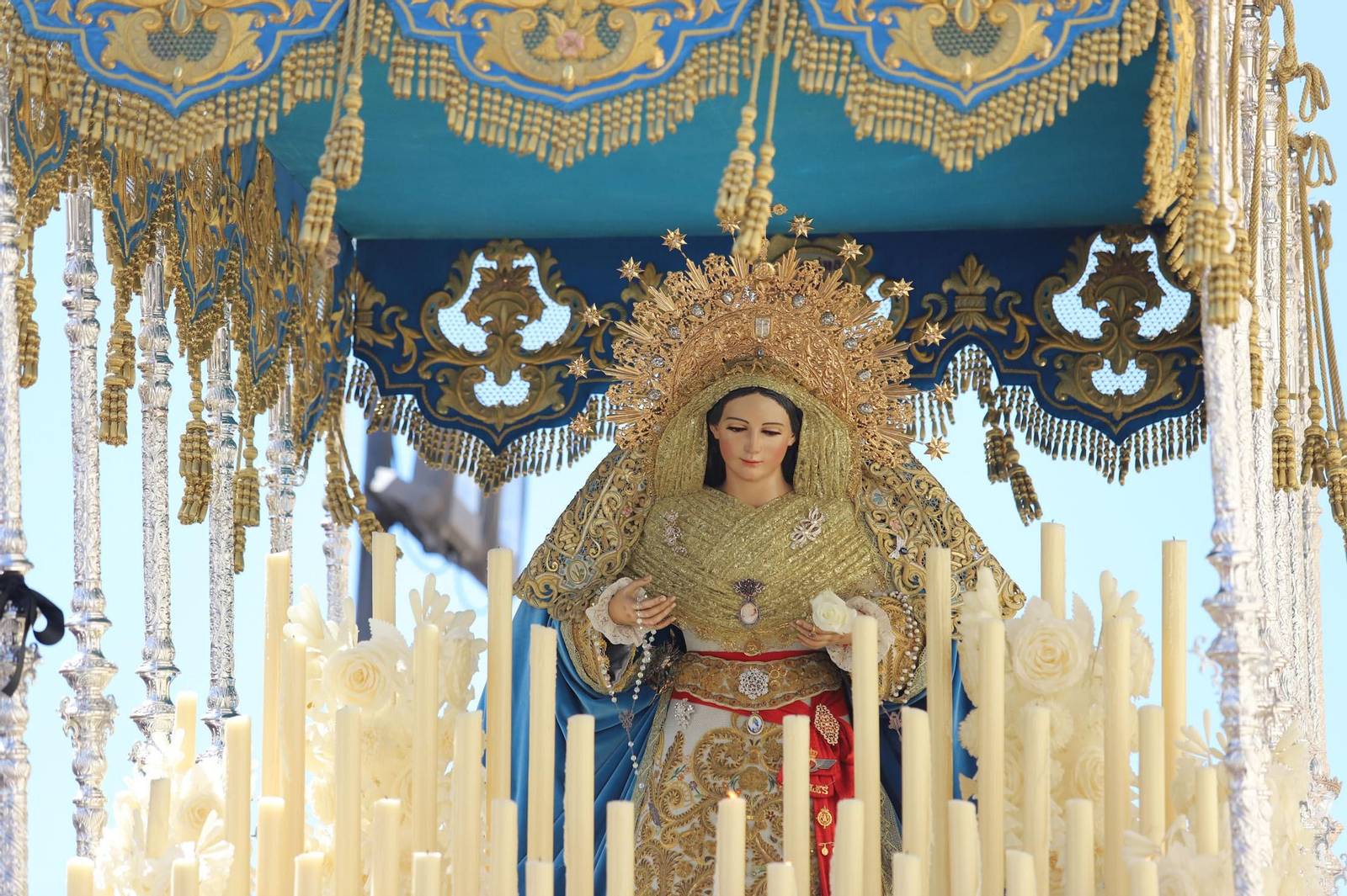 Imágenes del recorrido de la Borriquita  por las calles de Huelva