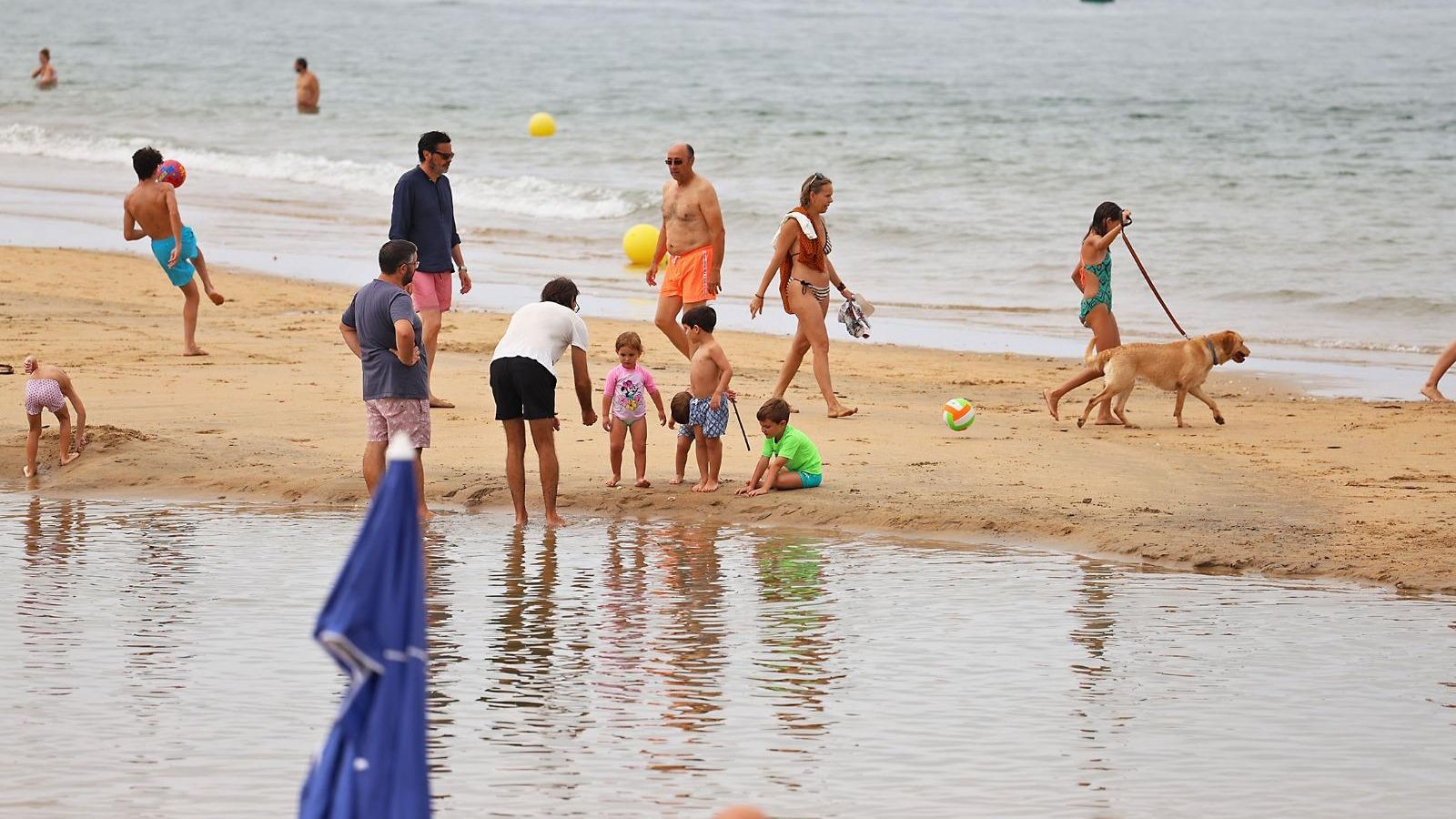 Ambiente en una playa de Huelva. Ambiente en una playa de Huelva.