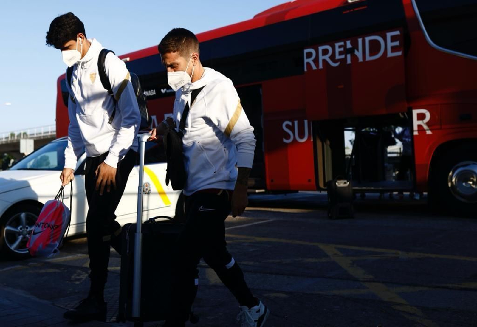 Bono y Jesús Navas. este lunes en el aeropuerto de San Pablo rumbo a Alemania.