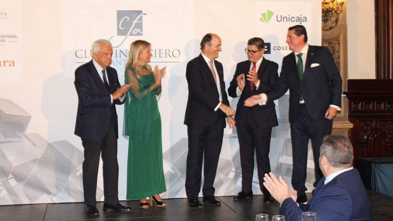 Francisco Herrero León, presidente de la Cámara de Comercio de Sevilla; Lola Solana, presidenta del Instituto Español de Analistas; Juan de Dios Gómez-Villalba Pelayo,CEO de Goldman Sachs en España y Portugal; Álvaro Pimentel, segundo teniente de alcalde del Ayuntamiento de Sevilla, y Carlos Bocanegra Baquero, presidente de la Delegación del Instituto Español de Analistas en Andalucía.