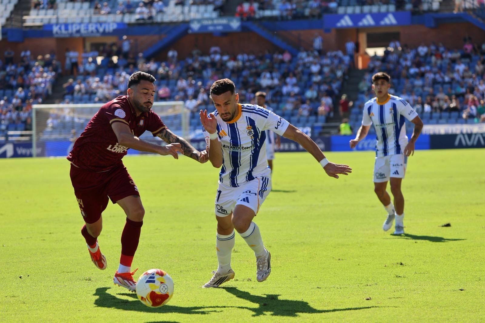 Alberto López pugna con un rival.