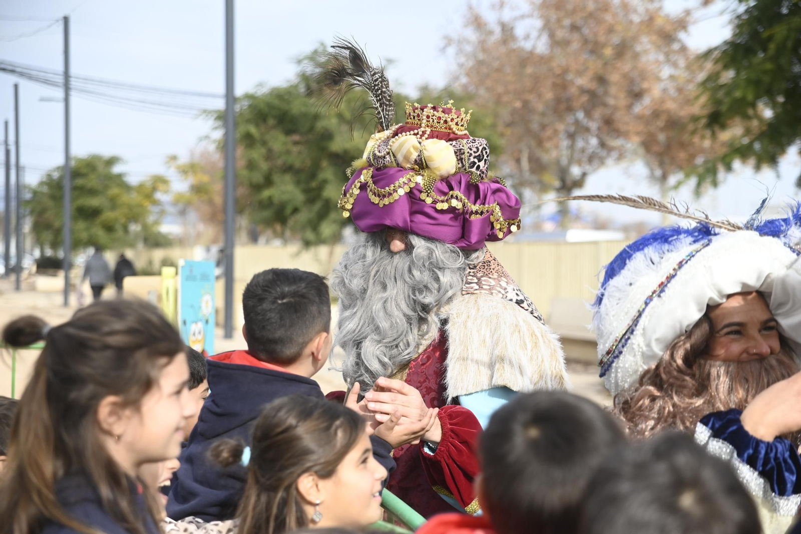 Los Reyes Magos visitan el mercadillo de El Arenal