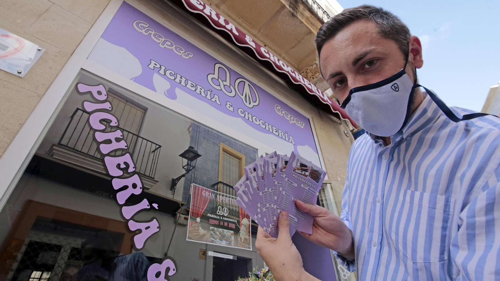 Un dependiente reparte ayer flyers frente al establecimiento.