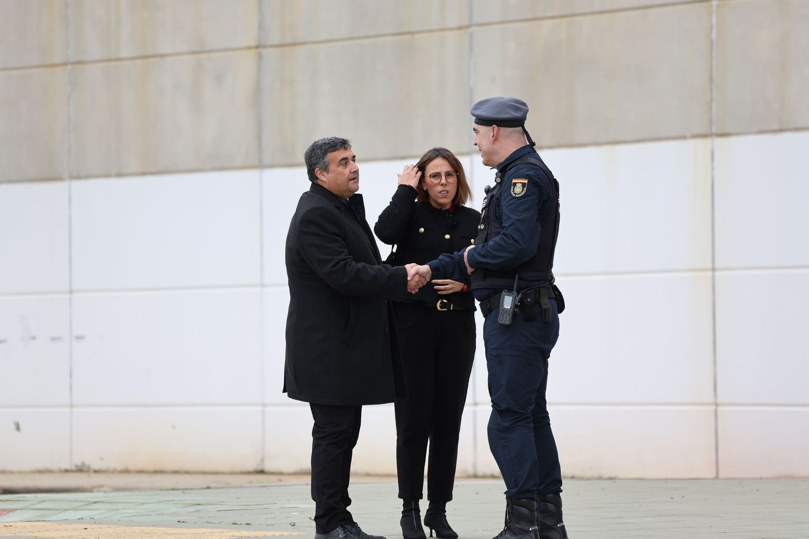 Fotografías de la llegada de Juanma Moreno, Feijóo y todas las autoridades al funeral por las víctimas de Adamuz en Huelva