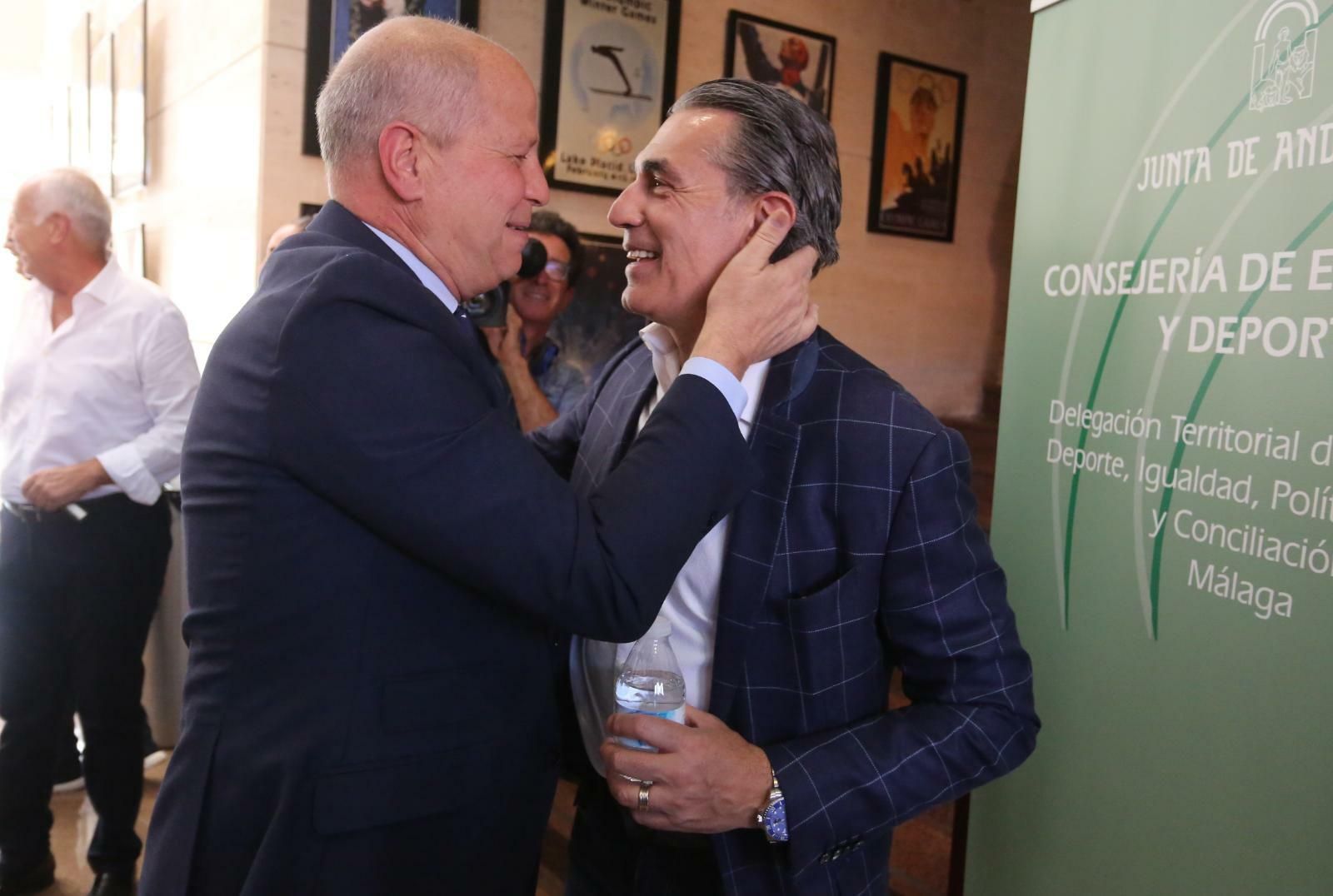 Sergio Scariolo y Javier Imbroda se abrazan en el IAD.