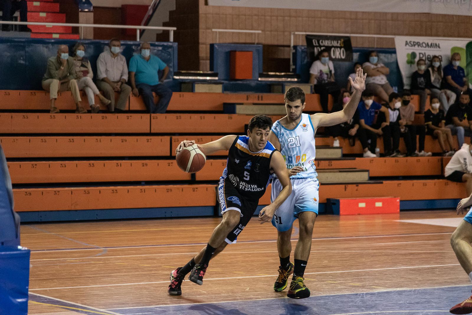 Ángel Cañas defiende a Tejada durante el Huelva Comercio-Cimbis de la 1ª vuelta.