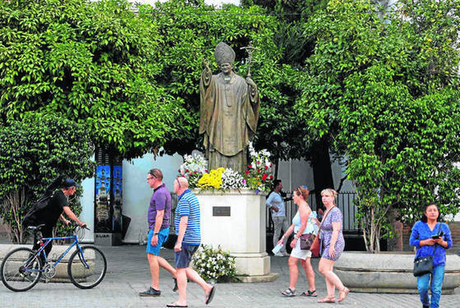Estatua de Juan Pablo II de Miñarro en la plaza Virgen de los Reyes. Un personaje clave en el año 82.