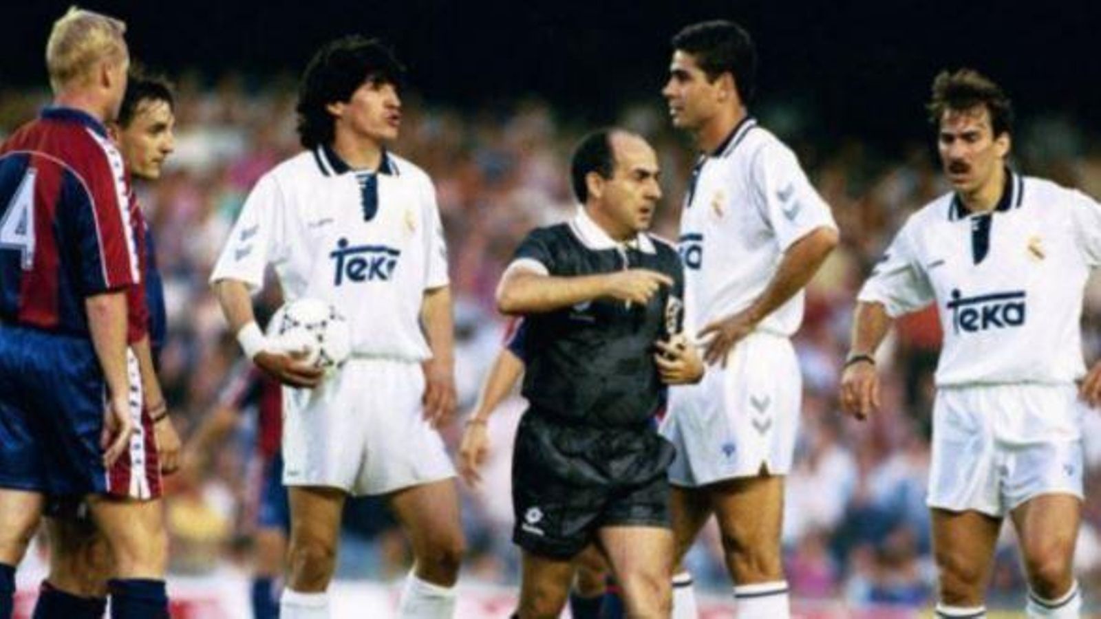 Andújar Oliver, siempre enérgico, en un R. Madrid - Barcelona.