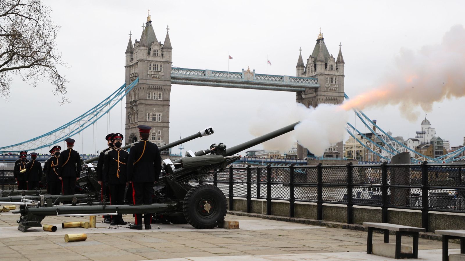 Salvas de cañón en honor de Felipe de Edimburgo, con el Puente de la Torre de Londres al fondo.