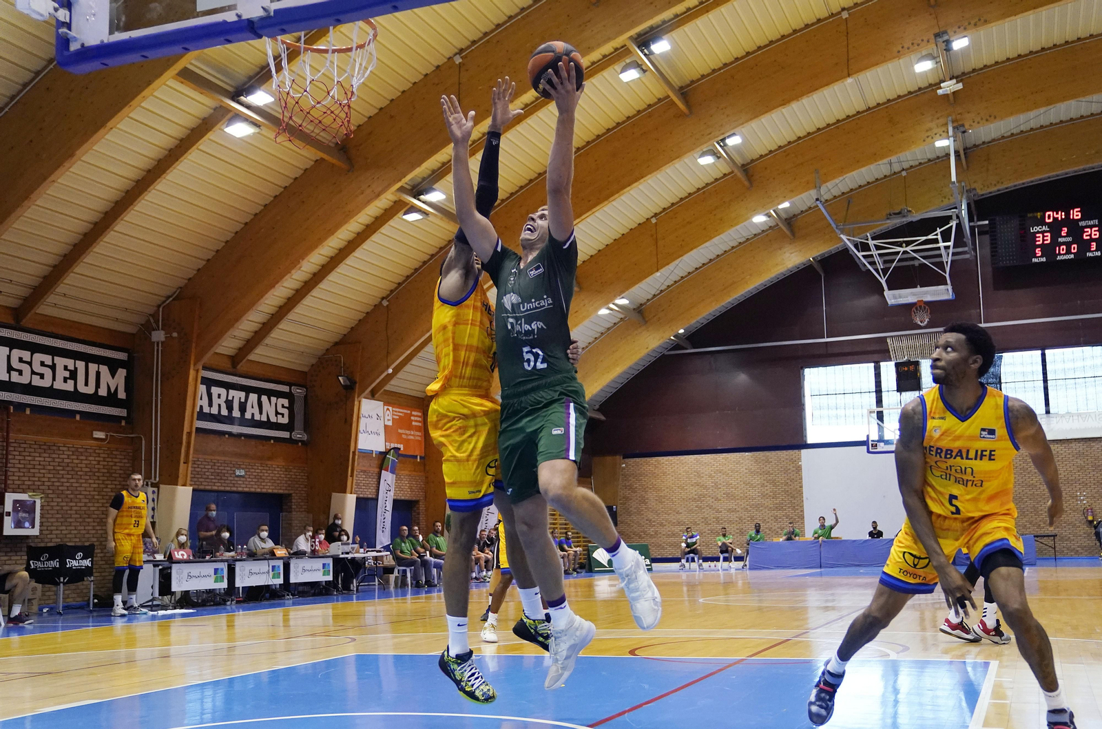 Gerun intenta anotar ante la presencia de Wiley.