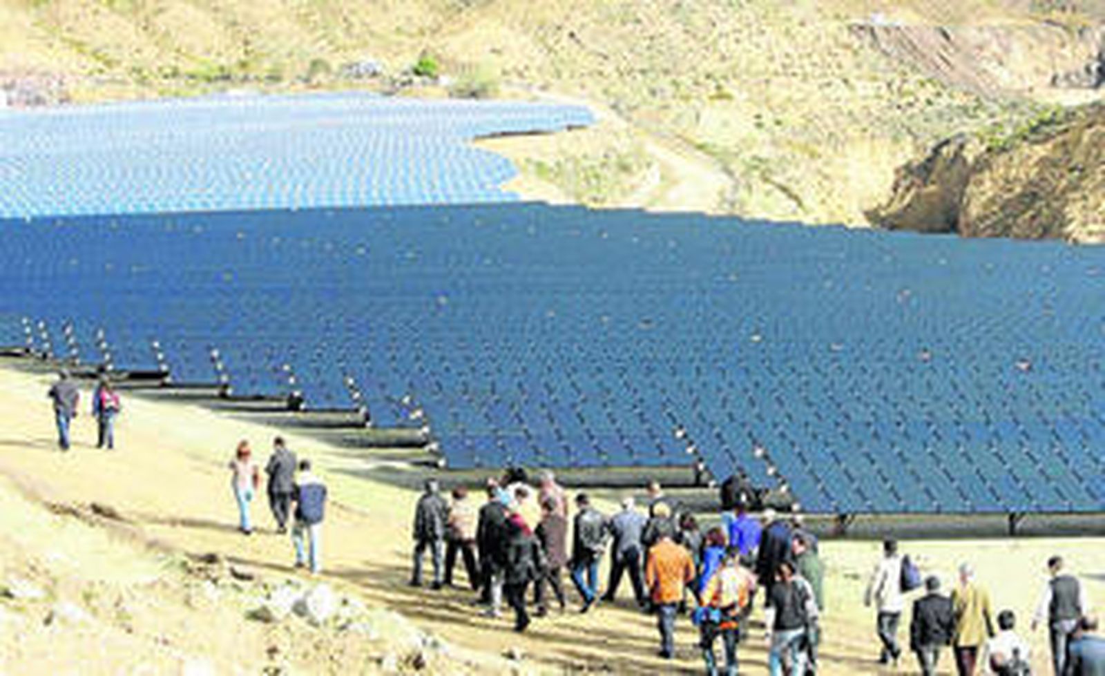 Imagen de la inauguración del huerto solar que hay en Rioja, de diez megavatios de potencia.