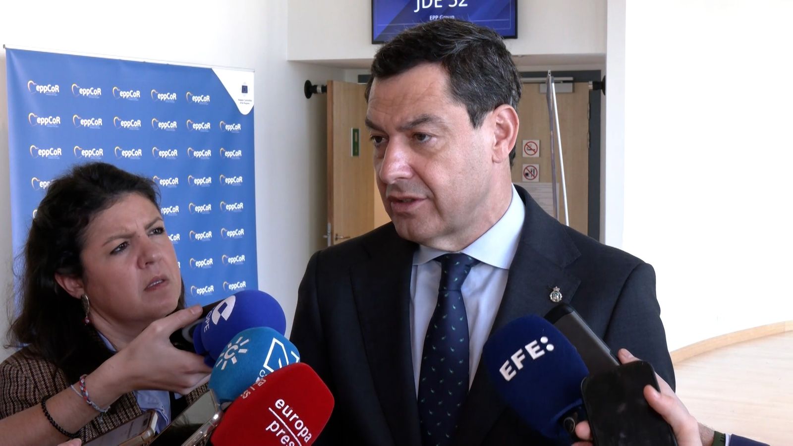 Moreno ve a España "aislada" en Europa y teme la repercusión en Andalucía de amenaza de Trump